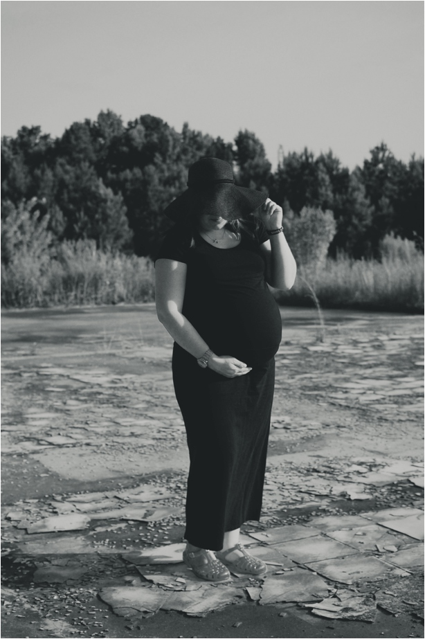 maternity style: black maxi dress, black floppy hat, red Jelly Beans jelly shoes
